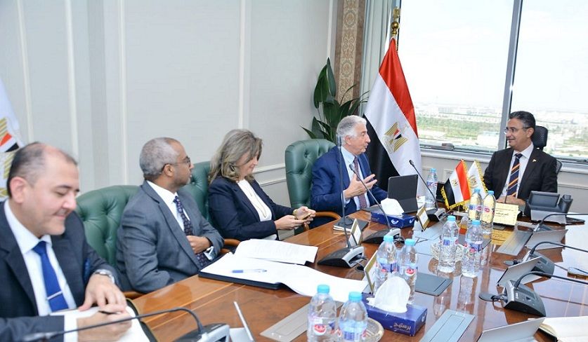 وزير التموين يبحث مع رئيس المؤسسة الدولية الإسلامية لتمويل…