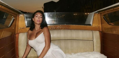 جورجينا بلإطلالة ملفتة على متن يخت في سويسرا