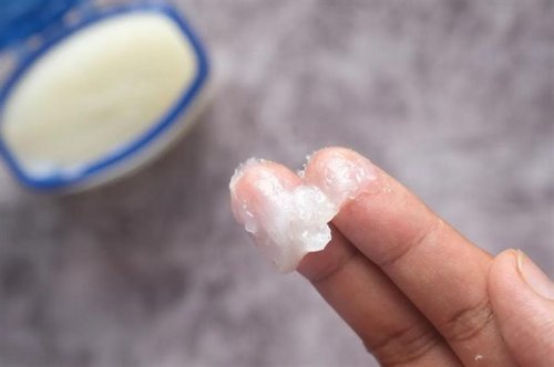 «مش هتتنقل من جمبك بعد كدا».. 22 سبباً مذهلاً سيجعلك تستخدم الفازلين والملح كل ليلة في غرفة النوم