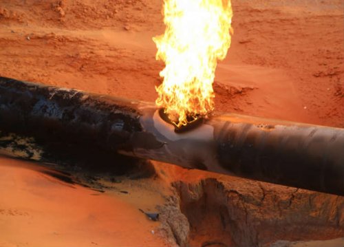 النيران تشب بأنبوب غاز طبيعي في تكساس