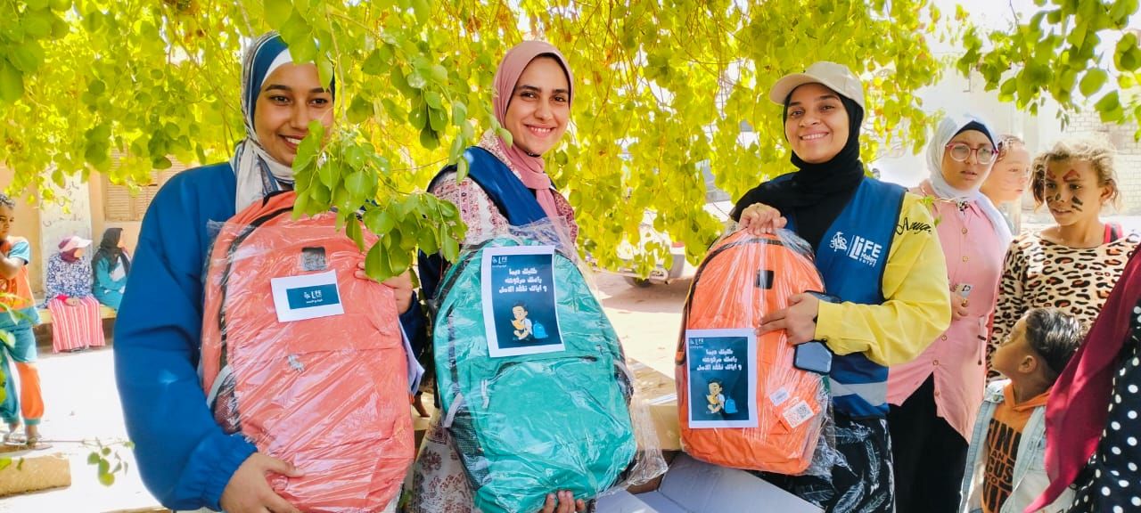 قافلة التحالف الوطني تدخل البهجة على أطفال أسوان قبل العام الدراسي (صور)