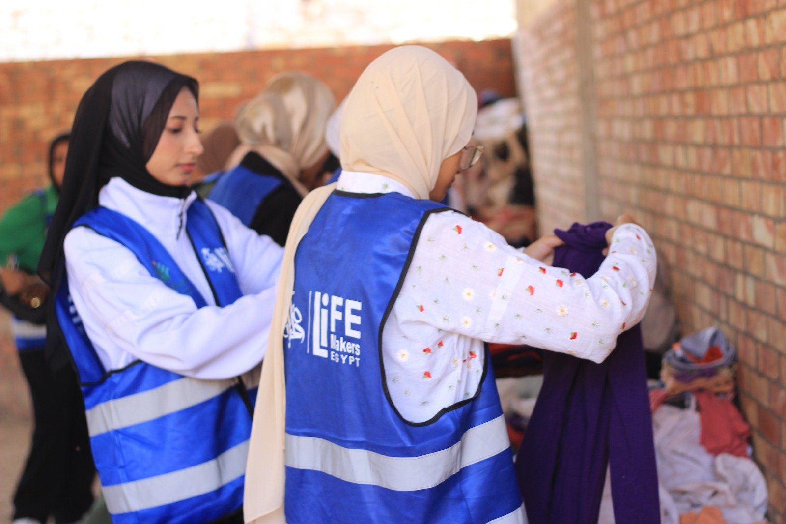 قافلة التحالف الوطني تدخل البهجة على أطفال أسوان قبل العام الدراسي (صور)