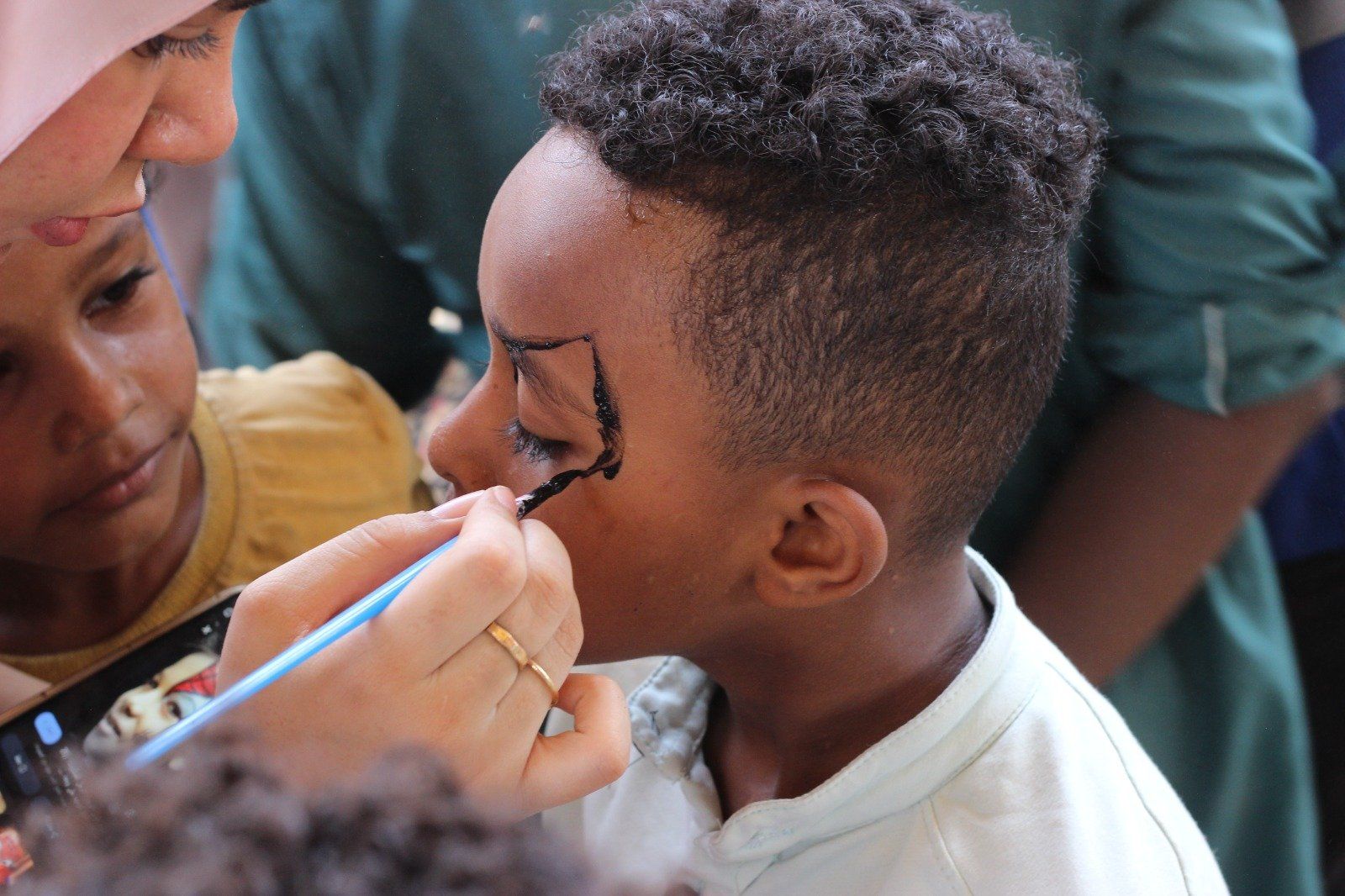 قافلة التحالف الوطني تدخل البهجة على أطفال أسوان قبل العام الدراسي (صور)