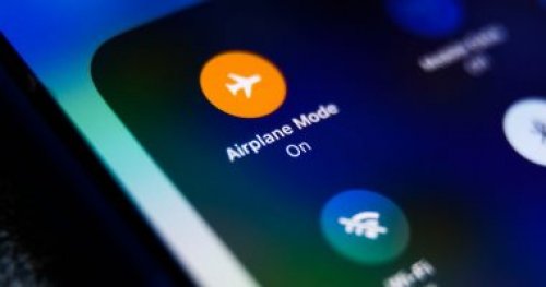 ولا الجن الأزرق يعرفها .. فوائد لا تتوقعها عن تفعيل خاصية وضع الطيران في الهواتف الذكية .. مش هتصدق غير لما تجربها!!