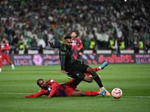 يايسله يستقر على تشكيلة الأهلي لمواجهة ضمك في دوري روشن