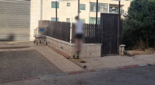 العثور على طفل معلقا بسارية علم في رام الله