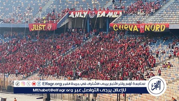 المعلق خليل البلوشي يقدم التحية لجماهير الأهلي أثناء تواجده في ملعب المباراة