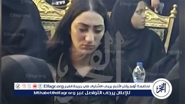 دموع وقهر.. زوجة عصام صاصا كتف بكتف بجانب زوجة إسماعيل الليثي في وفاة نجلها