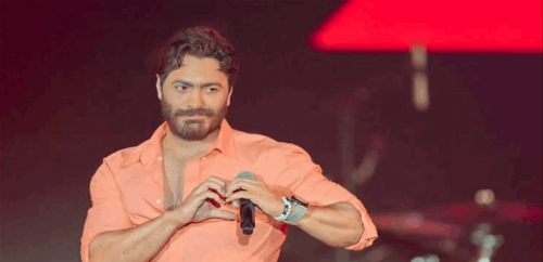 تامر حسني يضطر لإيقاف سيارته بعد أن حاصره الجمهور