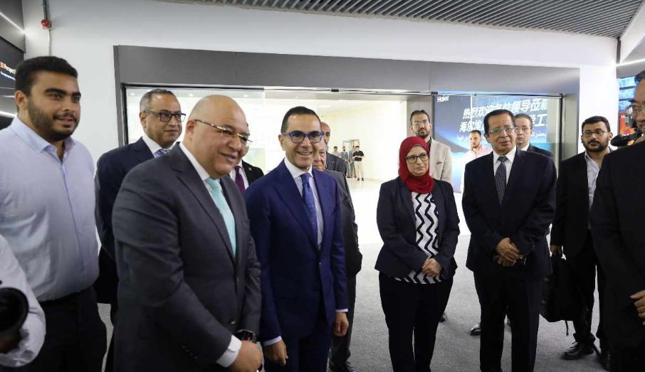 وزير الاستثمار يضع حجر أساس المرحلة الثانية من مجمع هاير…