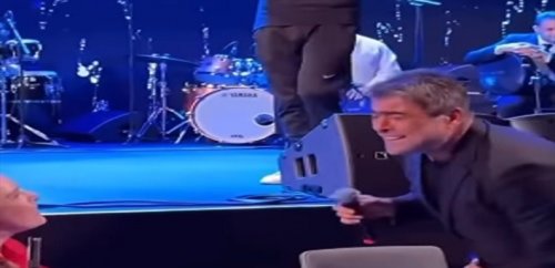 وائل كفوري حديث الجمهور .. ترك المسرح واقترب من معجبة