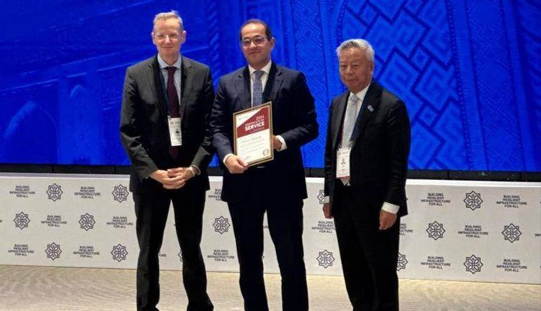 رئيس البنك الآسيوي للاستثمار في البنية التحتية يكرم أحمد…