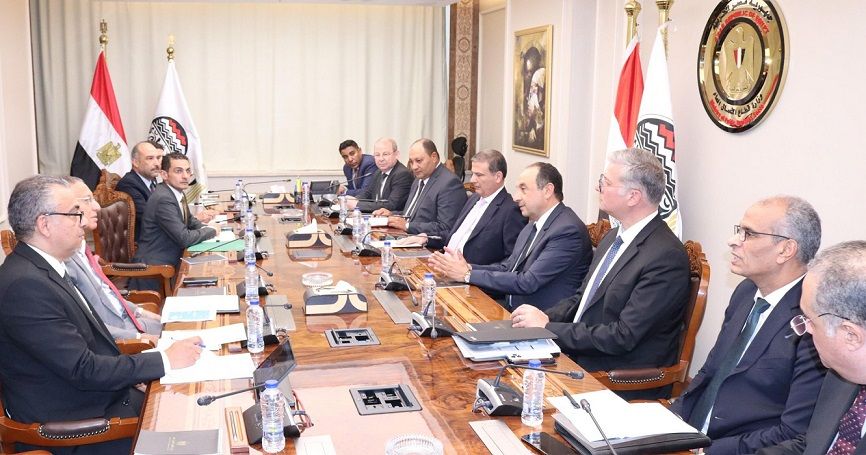 وزراء قطاع الأعمال والزراعة والبترول يناقشون سبل زيادة حجم…