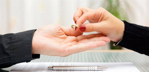 فنان مغربي يقيم حفلًا فنيًا ضخمًا بمناسبة طلاقه