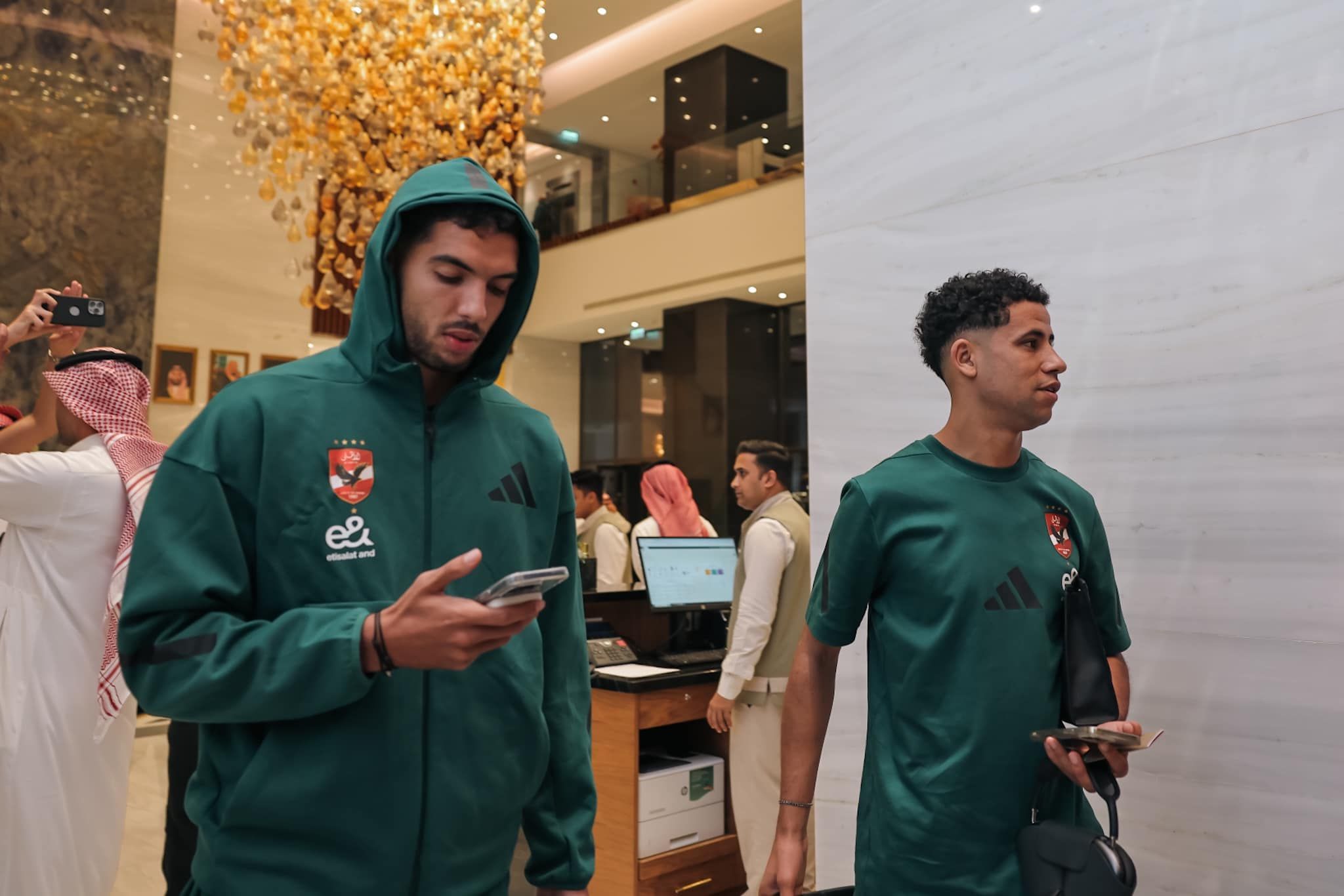 استقبال حافل من الجمهور.. بعثة الأهلي تصل فندق الإقامة بالرياض لخوض مباراة السوبر الأفريقى.. (صور)