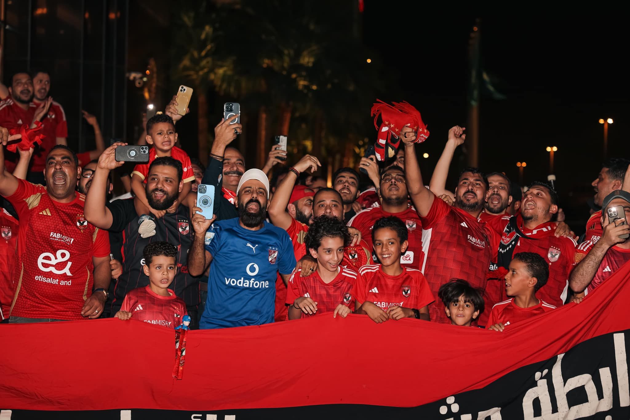 استقبال حافل من الجمهور.. بعثة الأهلي تصل فندق الإقامة بالرياض لخوض مباراة السوبر الأفريقى.. (صور)