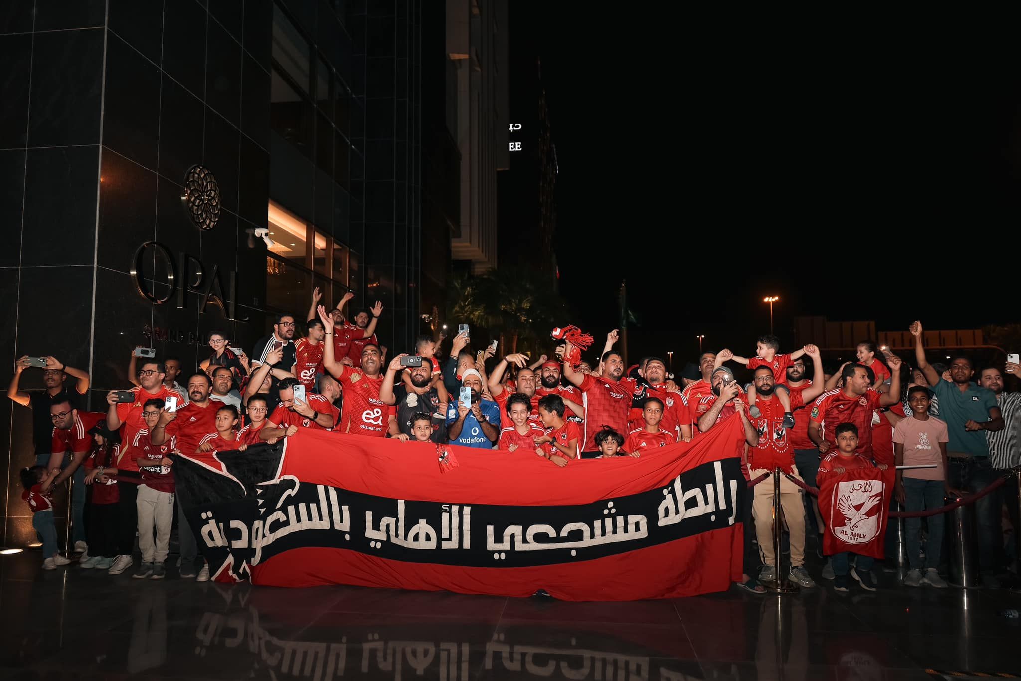 استقبال حافل من الجمهور.. بعثة الأهلي تصل فندق الإقامة بالرياض لخوض مباراة السوبر الأفريقى.. (صور)