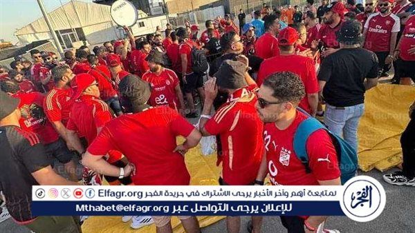 السوبر الإفريقي.. احتشاد جماهير الأهلي خارج ملعب "المملكة أرينا"