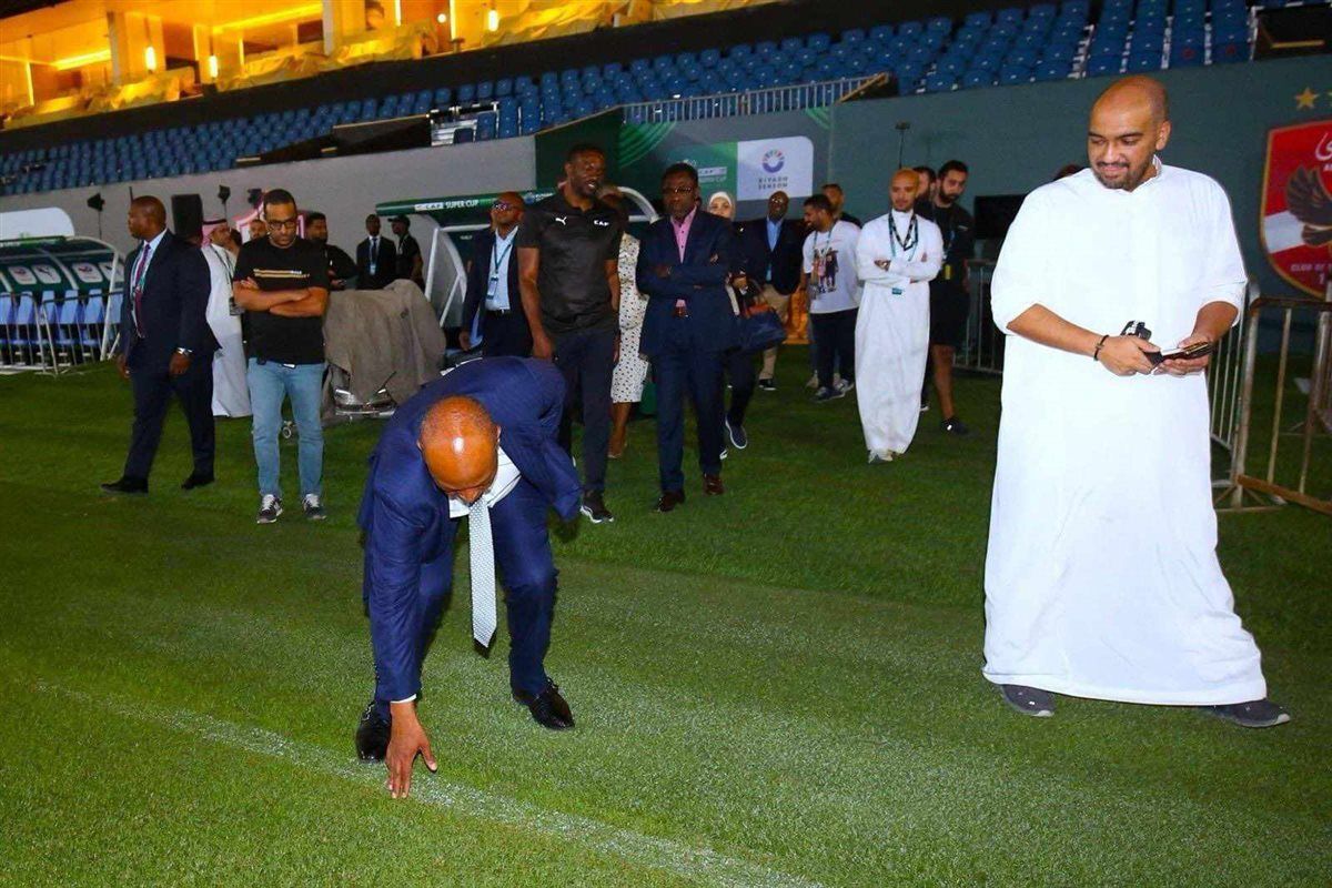 بالصور.. رئيس الإتحاد الأفريقي يتفقد أرضية "المملكة أرينا" قبل نهائي الليلة بين الزمالك والأهلي