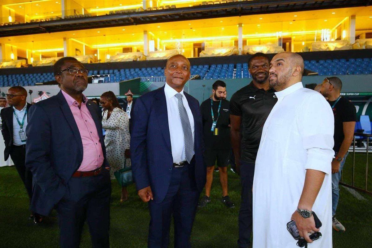 بالصور.. رئيس الإتحاد الأفريقي يتفقد أرضية "المملكة أرينا" قبل نهائي الليلة بين الزمالك والأهلي