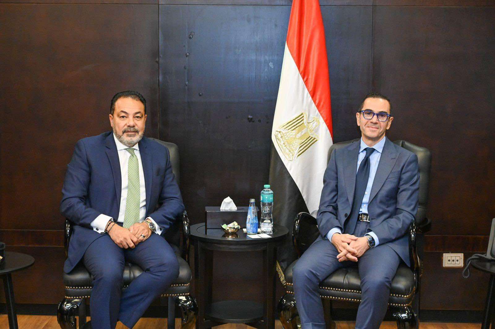 وزير الاستثمار يبحث مع وفد بنك أبوظبي الأول الترويج لفرص…