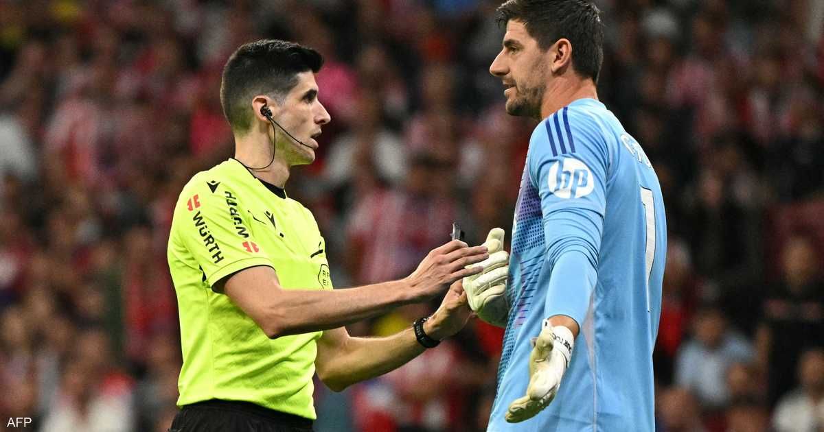 العالم اليوم - بالفيديو: شغب جماهير في مباراة تعادل أتليتيكو وريال مدريد