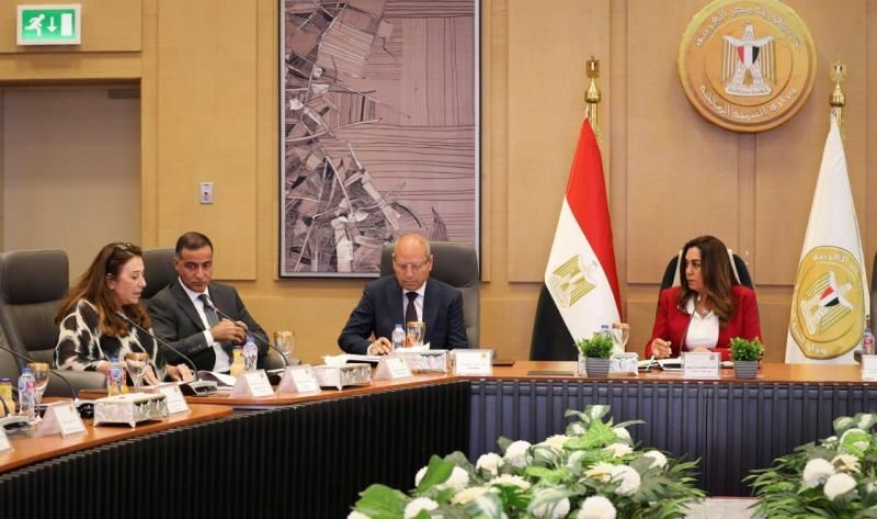 وزيرة التنمية المحلية تتابع مع محافظ القاهرة والمدير الاقليمي لـ” الهابيتات ”...