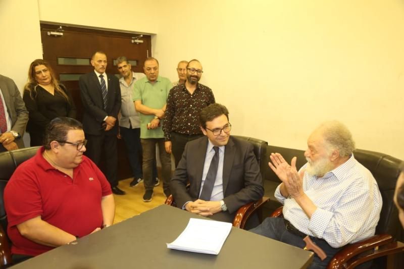 وزير الثقافة يشهد بروفات العرض المسرحي ”الملك لير” ويرحب بعودة الفنان الكبير...