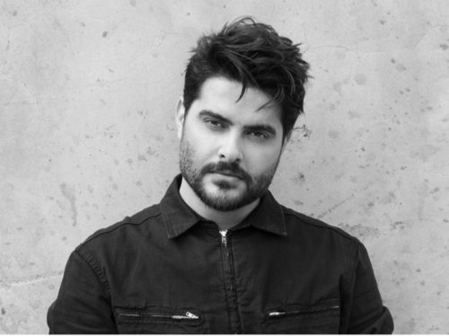 ناصيف زيتون يواجه موقفًا طريفًا على المسرح .. فيديو