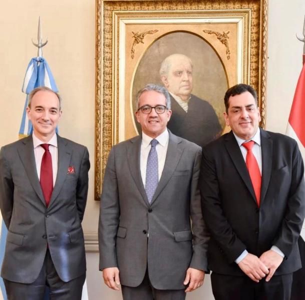 وزير السياحة والآثار الأسبق والمرشح المصري لمنصب مدير عام منظمة اليونسكو يقوم...