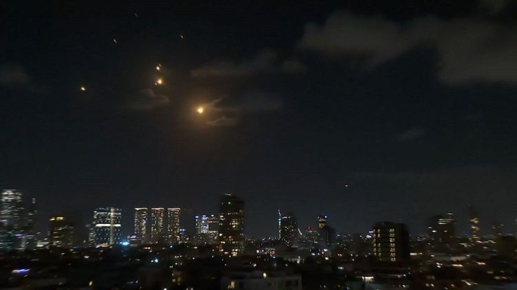 إيران تصيب إسرائيل بعشرات الصواريخ ردا على اغتيال هنية ونصر…