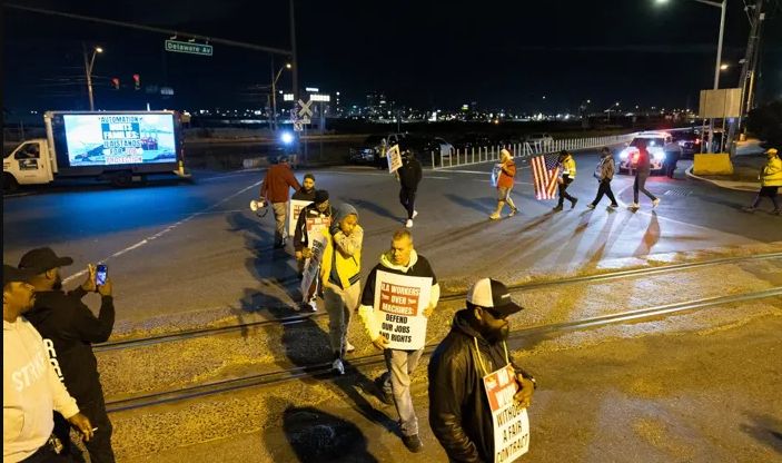 إضراب تاريخي في الموانئ الأمريكية.. وتحذيرات من تأثير عالمي…