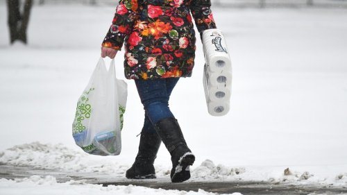 الأمريكيون يتهافتون على شراء ورق التواليت بكميات كبيرة .. ما السبب