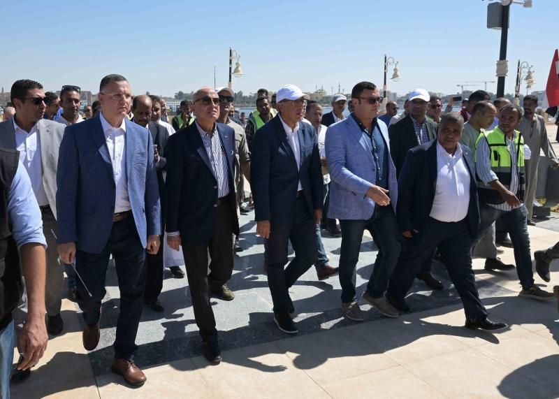 رئيس الوزراء يتابع أعمال تطوير كورنيش البر الغربي والممشى الزجاجي