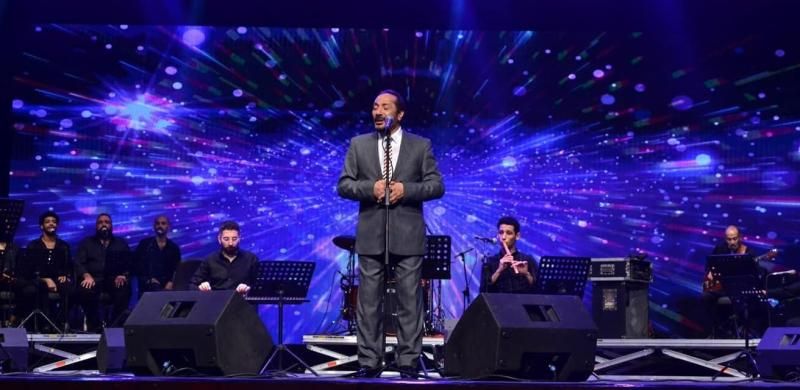 على الحجار يتألق في ”مصر إيد واحدة” على مسرح البالون وسط حضور...