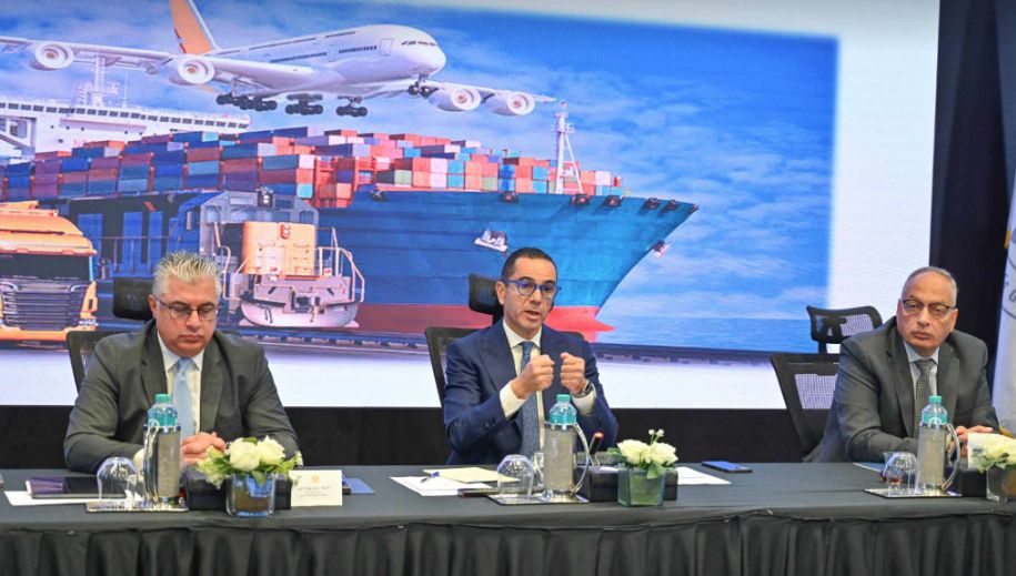 الخطيب يبحث تسهيل إجراءات الإفراج الجمركي وفحص الواردات