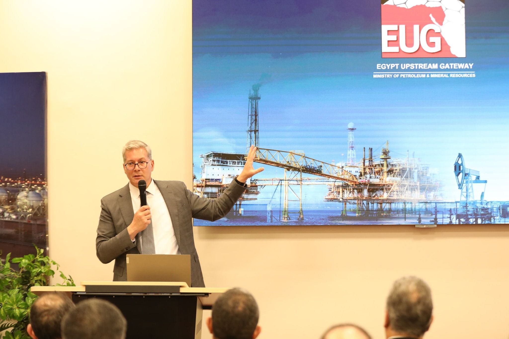 وزير البترول يعقد اجتماعا موسعا لبحث التسويق للفرص…