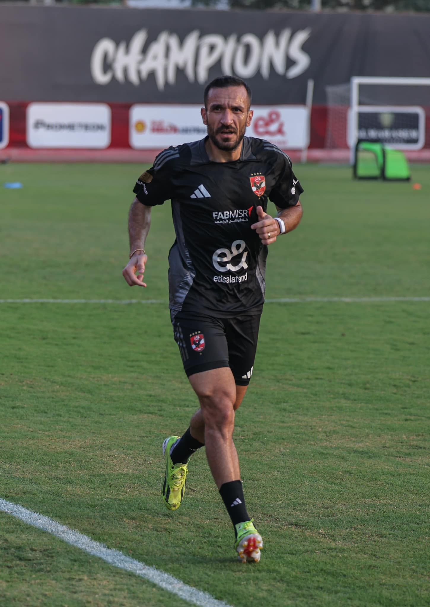 علي معلول يبدأ تدريباته ضمن المرحلة الأخيرة ببرنامجه التأهيلي بالأهلي.. صور