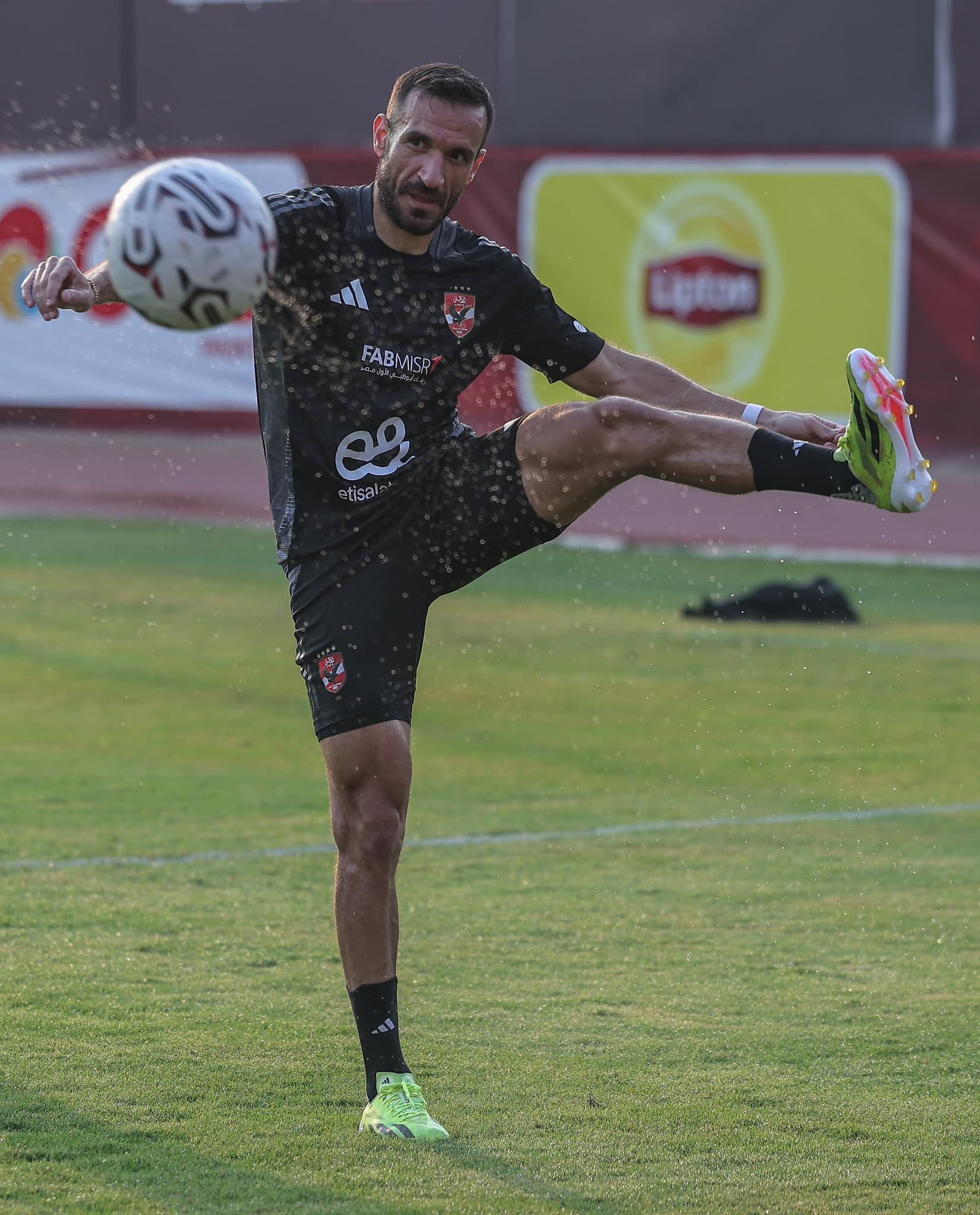 علي معلول يبدأ تدريباته ضمن المرحلة الأخيرة ببرنامجه التأهيلي بالأهلي.. صور