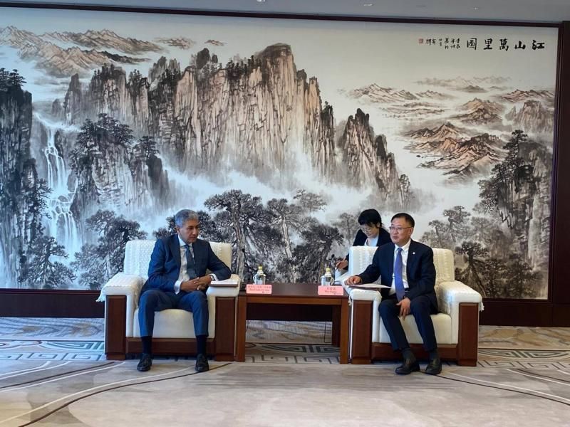 وزير السياحة والآثار يستهل زيارته الحالية لجمهورية الصين الشعبية بلقاء نائب رئيس...