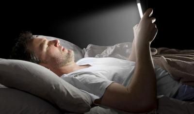 تحذير خطير لمن يتصفح الهاتف في سريره!