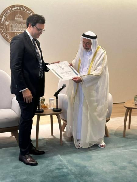 وزير الثقافة يُسلم سمو الشيخ الدكتور سلطان بن محمد القاسمي حاكم...