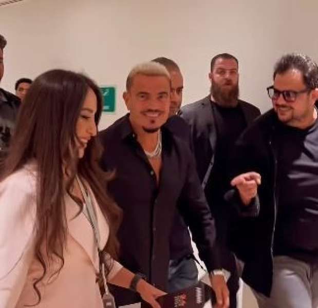 شاهد.. فتاة تفاجئ عمرو دياب في كواليس حفلته