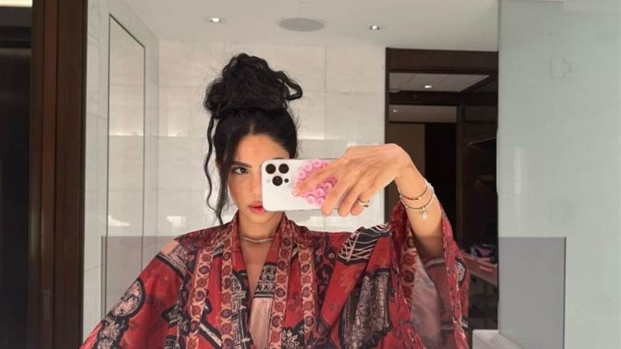 هدى المفتي بإطلالة آسيوية في أسبوع الموضة بالرياض