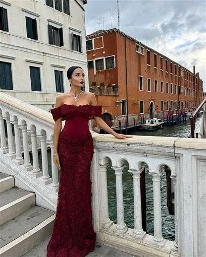 درة تتألق بفستان أحمر مزين بالورود في حفل افتتاح مهرجان الجونة