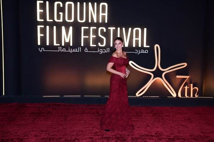 درة تتألق بفستان أحمر مزين بالورود في حفل افتتاح مهرجان الجونة