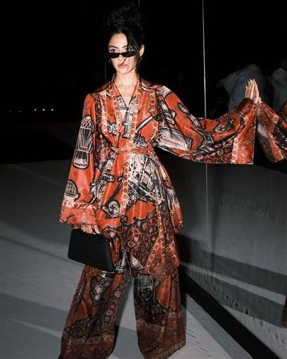 هدى المفتي بإطلالة آسيوية في أسبوع الموضة بالرياض