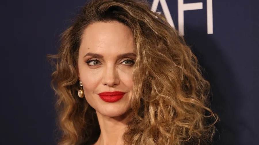 أنجلينا جولي تتحدث عن شعورها بالوحدة في العرض الأول لفيلم Maria خطفت النجمة العالمية أنجلينا جولي البالغة من العمر 49 عاما الأنظار في العرض الخاص لفيلمها الجديد Maria والذ إقرأ المزيد