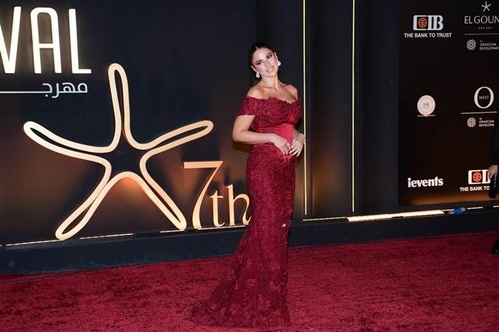 درة تتألق بفستان أحمر مزين بالورود في حفل افتتاح مهرجان الجونة