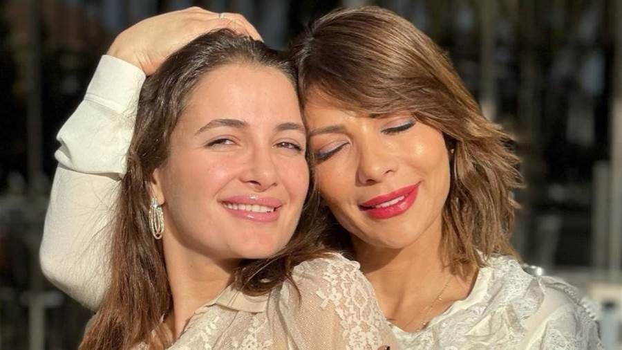 أول ظهور لحفيدة أصالة بصورة عائلية اعتادت شام الذهبي ابنه الفنانة أصالة نصري نشر لقطات خاصة بطفلتها الرضيعة جيهان فبعد مشاركتها عبر حسابها الخاص إقرأ المزيد